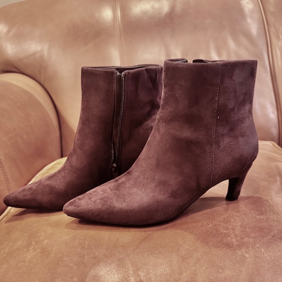 ⭐️ NWOT ⭐️ Universal Thread Suede Kitten Heel Brown Boots size 8 - Picture 2 of 9